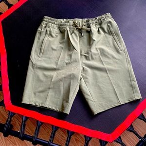 Men’s Row drawstring waist shorts size medium